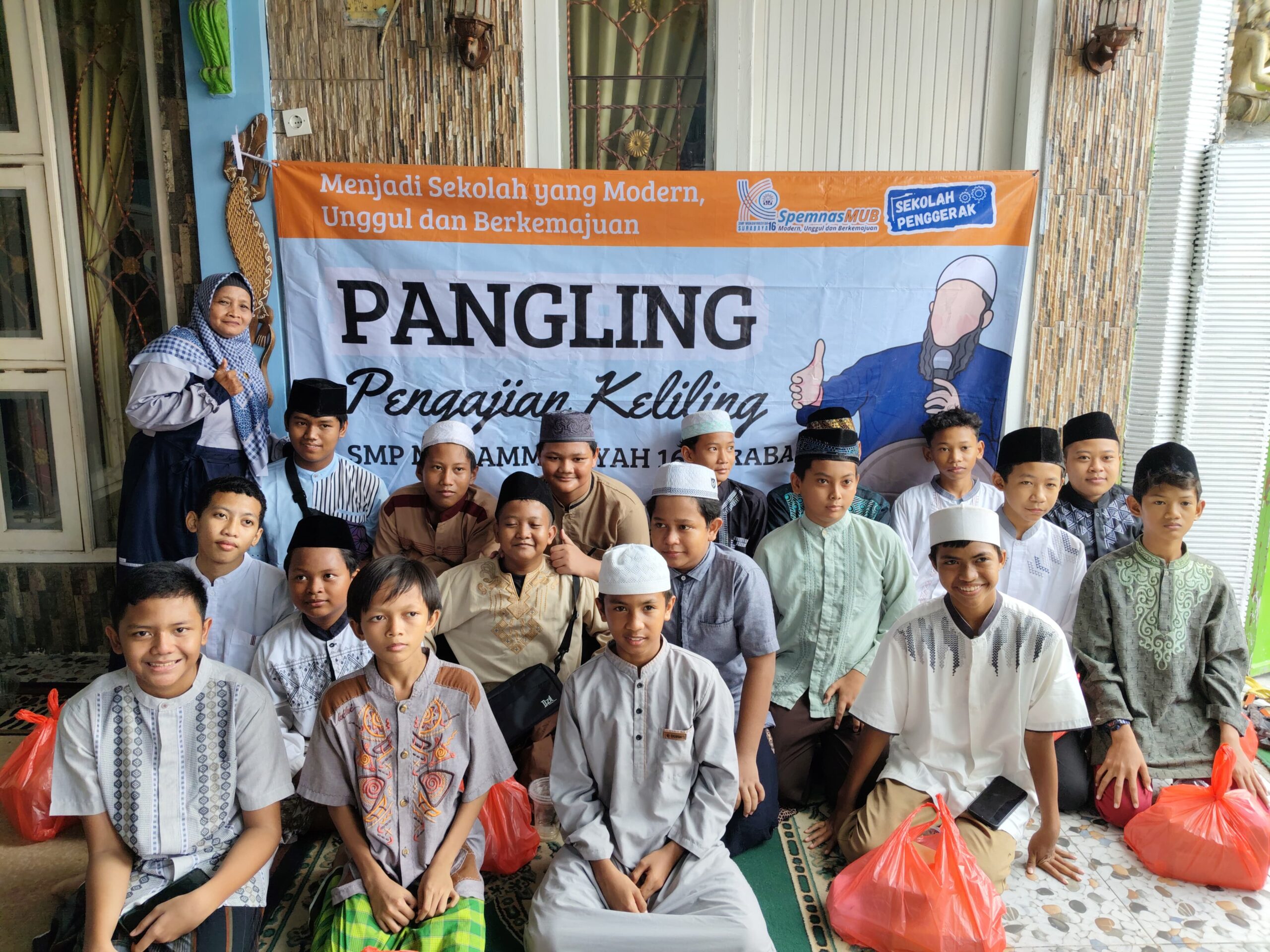 Belajar Keteladanan Rasulullah, SMP Muhammadiyah 16 Surabaya Gelar Pengajian Keliling di Hari Pendidikan Nasional