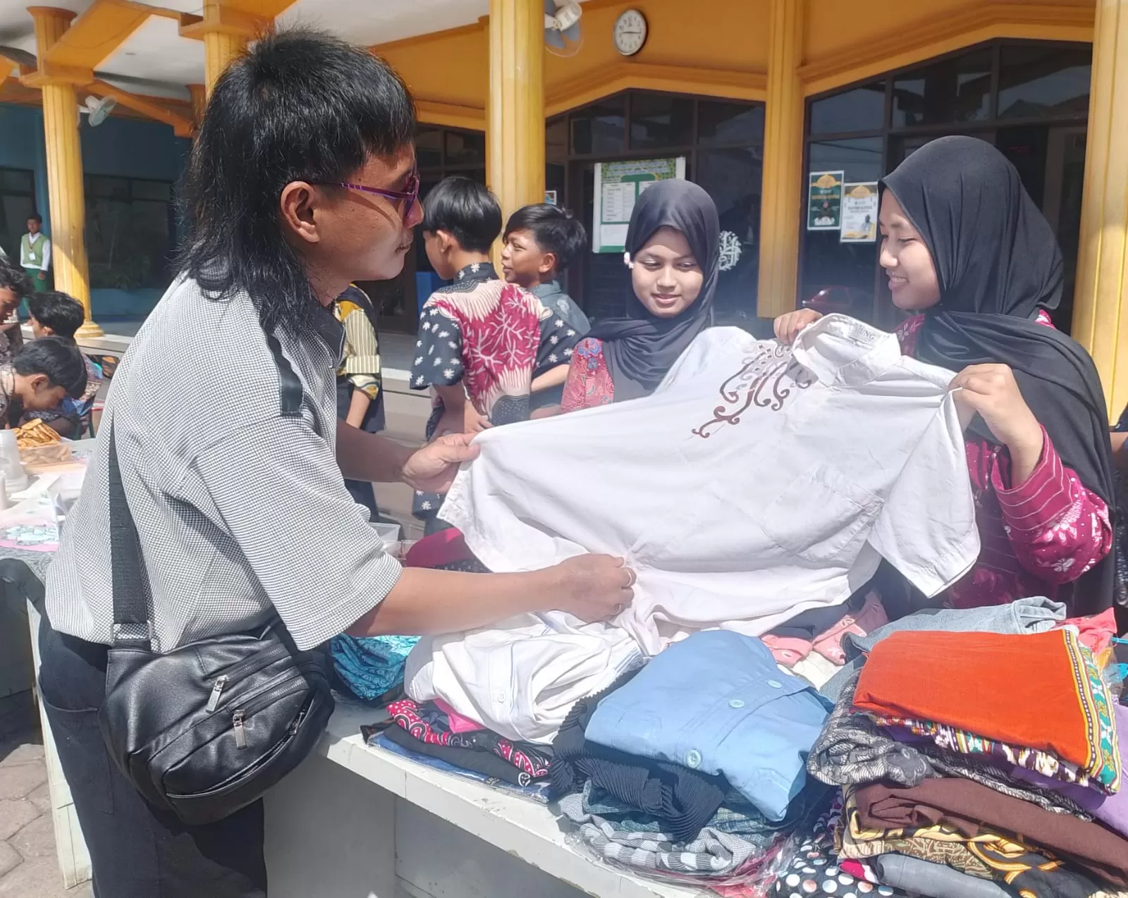 Bazar Amal Siswa MTs Muhammadiyah 19 Surabaya, Tumbuhkan Kepedulian Sosial di Momen Hardiknas