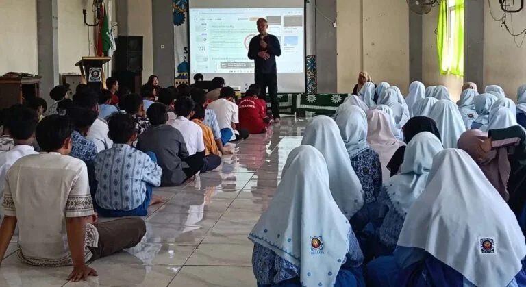 SMP Muhammadiyah 1 Surabaya dan LSM Blass Kolaborasi Edukasi Bahaya Narkoba